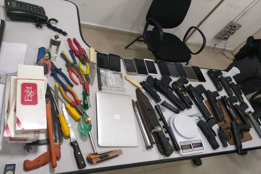 Dupla furta munições, armas e celulares na antiga sede do 1º DP de Mauá