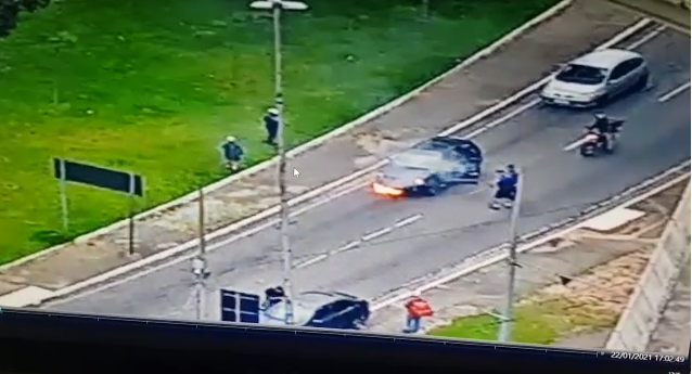 Carro pega fogo em S.Bernardo e GCM ajuda combater chamas; Veja vídeo