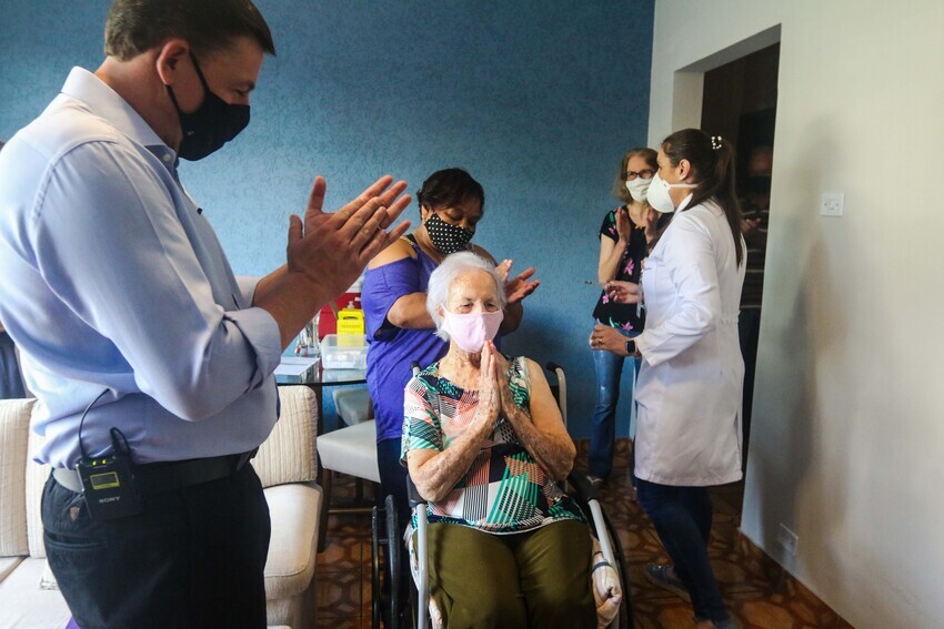 São Bernardo inicia vacinação de idosos com mulher de 102 anos