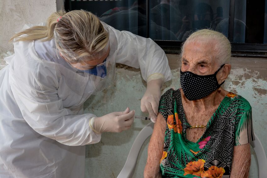 Aposentada de 106 anos é a primeira idosa não asilada vacinada em Mauá