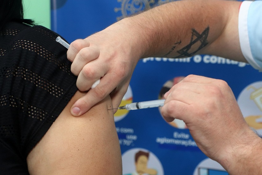 Mauá antecipa vacinação contra a Covid para profissionais da educação