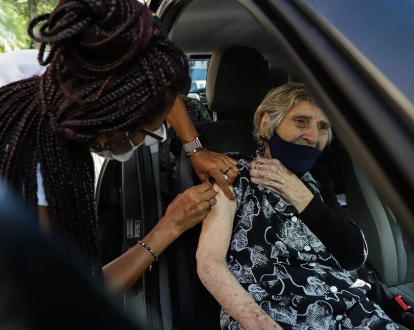 São Caetano inicia vacinação de 1.500 idosos, entre eles uma mulher de 108 anos