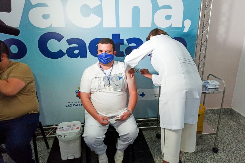 S.Caetano inicia vacinação em idosos acima de 85 anos e aplica 2ª dose em funcionários