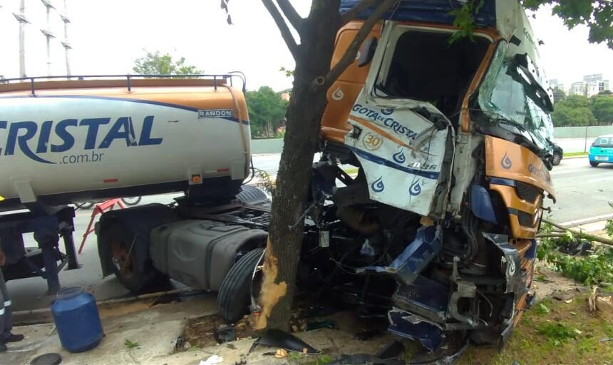 Motorista tem mal súbito e colide caminhão com árvore em São Caetano