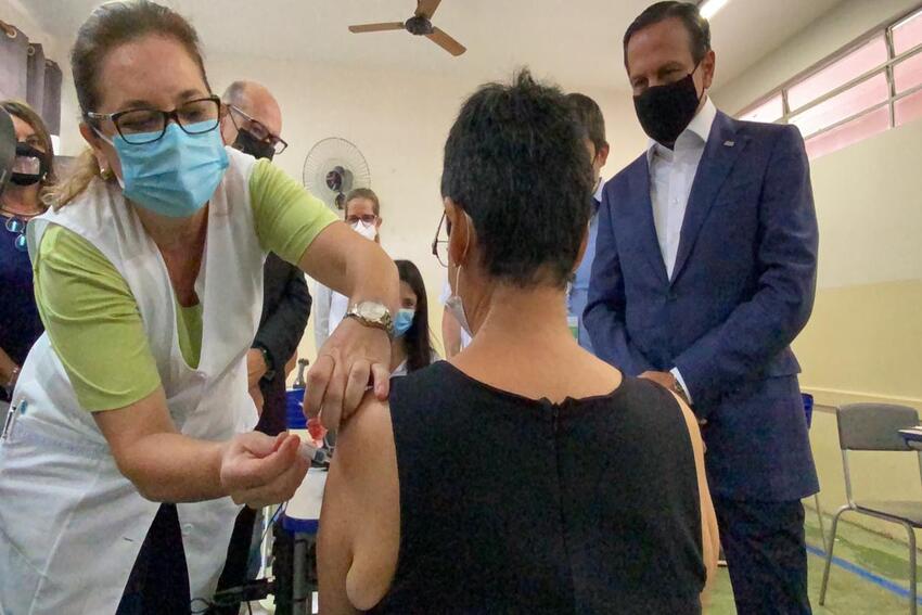 Governo de SP inicia em Serrana teste inédito de vacinação em massa