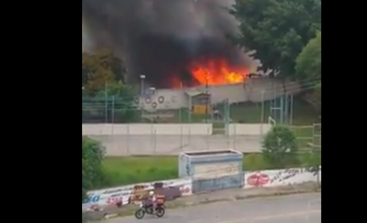 Vídeo mostra momento em que empresa em Mauá pega fogo