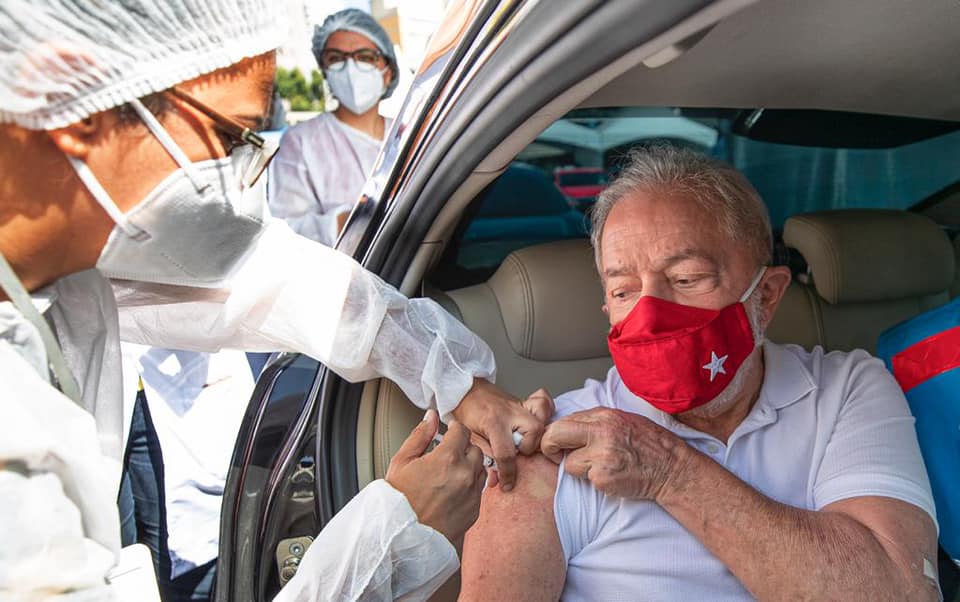 Lula toma 1ª dose da vacina contra Covid em São Bernardo