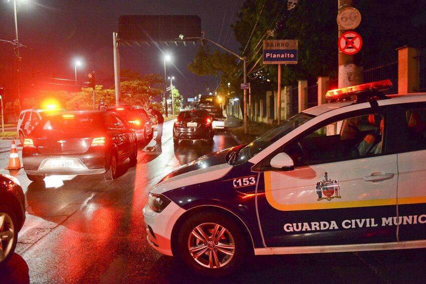 GCM de São Bernardo prende três pessoas e fecha 92 estabelecimentos