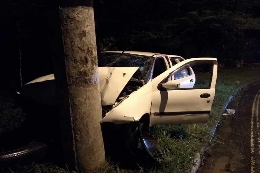 Vídeo: Acidente deixa 5 vítimas após motorista bater em poste em Sto.André