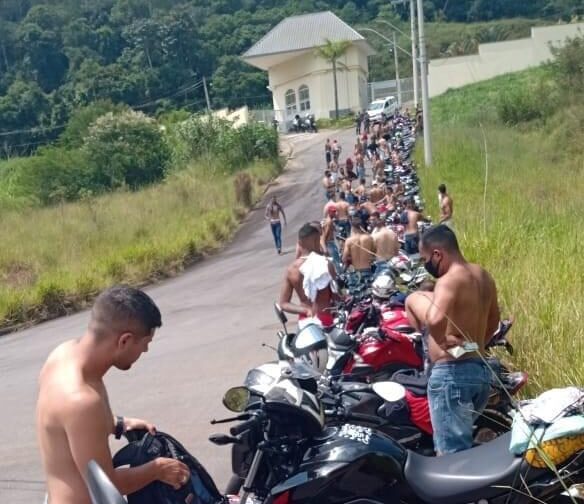PM interrompe aglomeração de motociclistas na divisa de Ribeirão Pires com Mauá