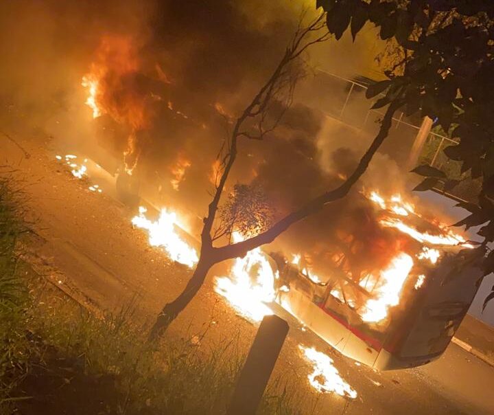 Ônibus é incendiado após morte de jovem em Diadema; Veja vídeo