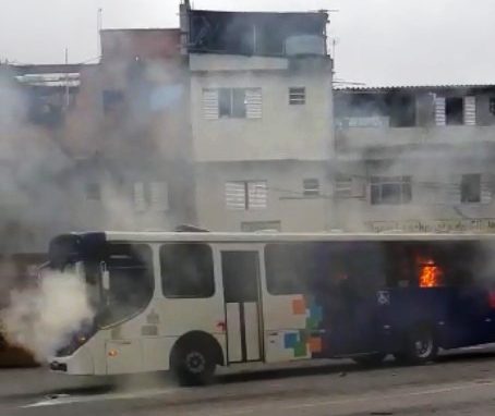 Bando ateia fogo em ônibus na Vila São Pedro, em São Bernardo