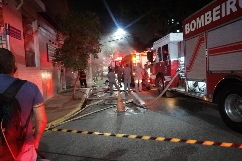 Carro pega fogo em garagem no bairro Cerâmica, em São Caetano