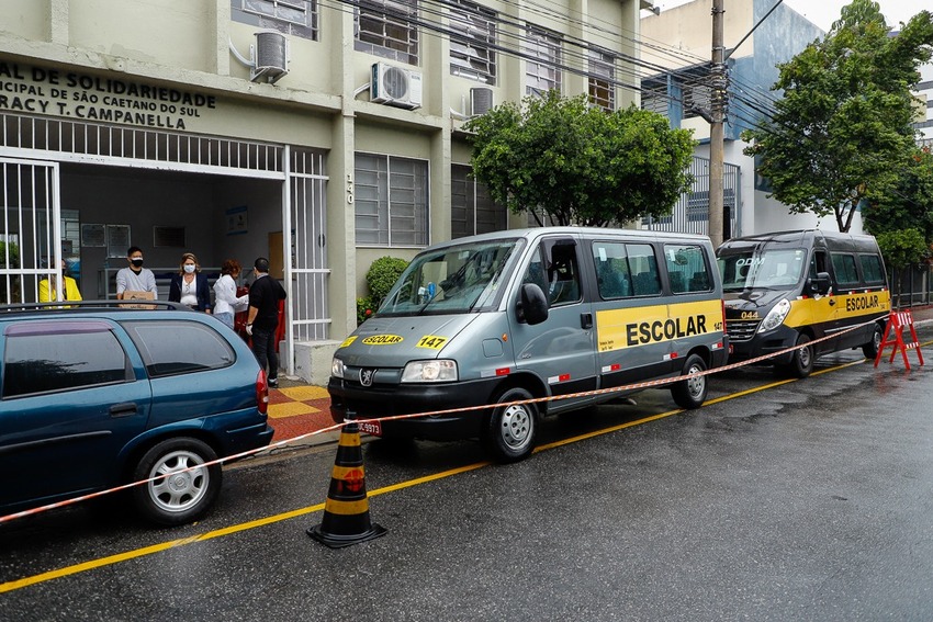 S.Caetano entrega 800 cestas para transportadores escolares, taxistas e ambulantes