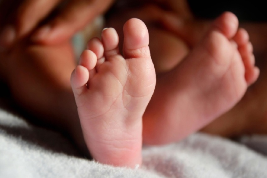 Bebê de 8 meses morre eletrocutado após morder carregador de celular na tomada  