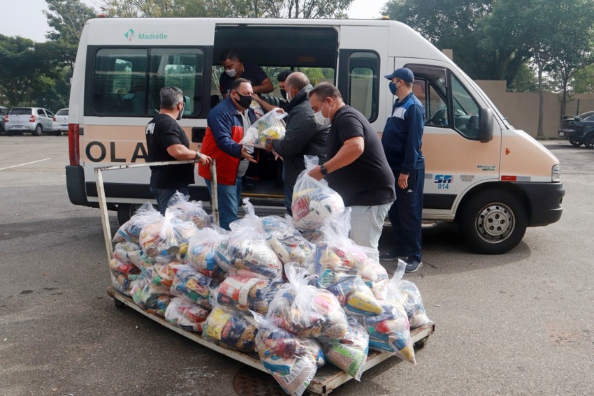 Transportadores escolares entregam 1,9 mil cestas básicas em ação de Sto.André