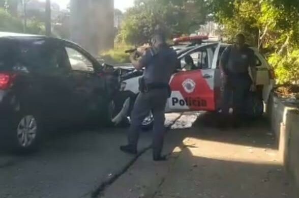 Homem fura bloqueio, atropela PM, colide com viatura e é preso em Diadema