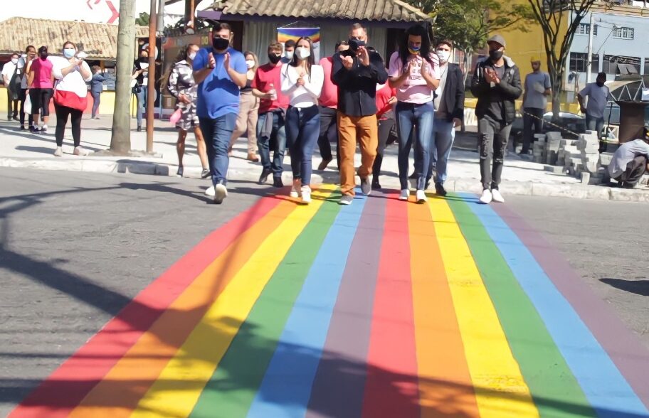 Ribeirão Pires pinta faixa de pedestre no Dia Internacional de Combate à LGBTfobia