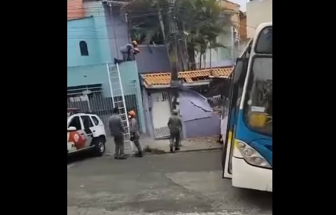 Ônibus desgovernado invade e destrói casa em Santo André