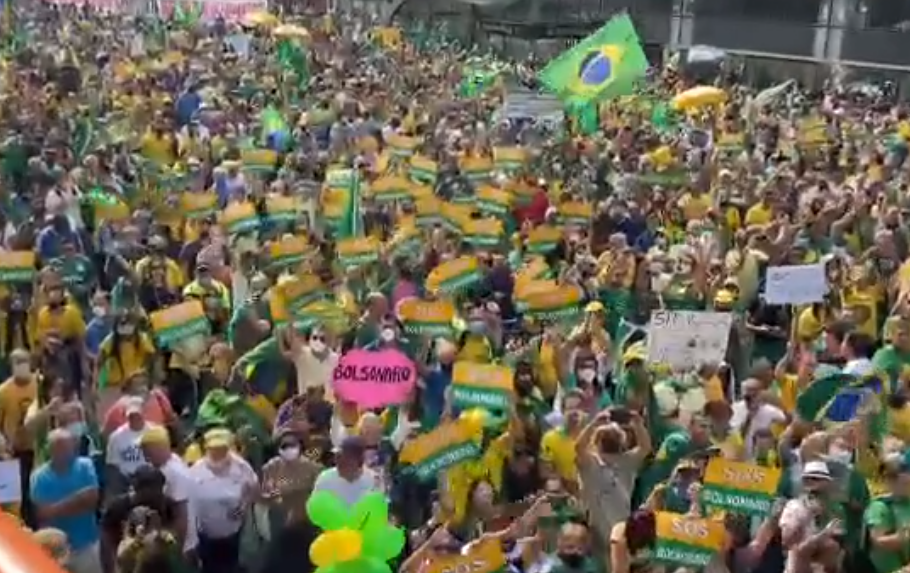 Milhares de simpatizantes de Bolsonaro promovem atos pró-governo