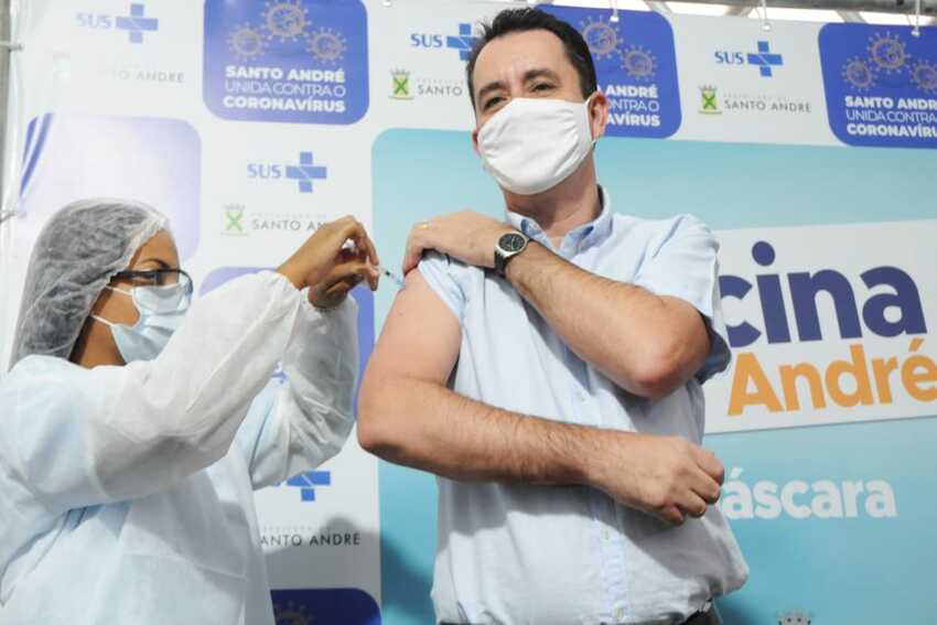 Paulo Serra recebe primeira dose da Pfizer em Santo André