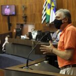 Vereador Ricardo Alvarez discursa na tribuna da câmara de santo andré