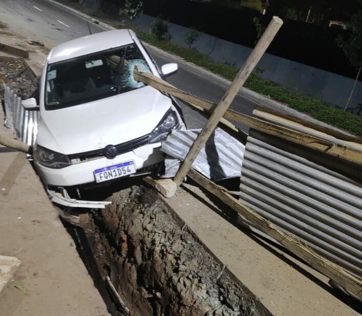 Veículo descontrolado cai em vala em São Caetano e motorista foge