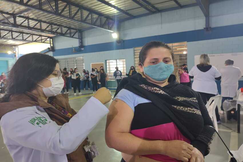 Prefeitura de Ribeirão Pires vacina 50% da população adulta