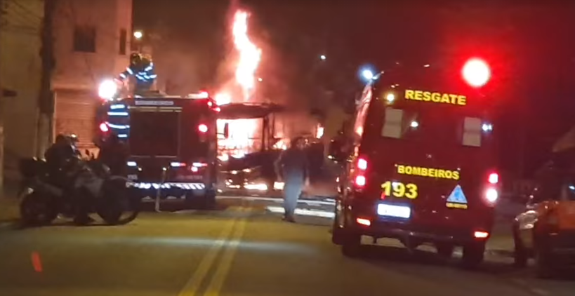 Após morte de jovem, manifestantes ateiam fogo em ônibus em Sto.André