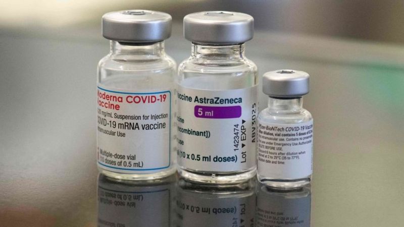 Pesquisadores estudam no mundo combinação de vacinas contra Covid