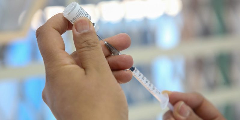Estado volta a antecipar vacinação de adultos e adolescentes; Veja datas