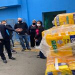 vereador Eduardo Minas durante flagrante de fraldas vencidas