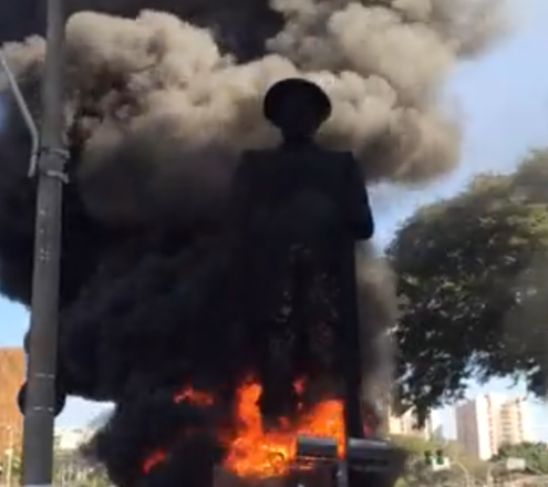 Polícia investiga incêndio provocado por vândalos na estátua de Borba Gato