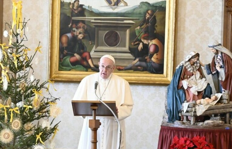 Vaticano diz que Papa Francisco é internado para cirurgia no intestino
