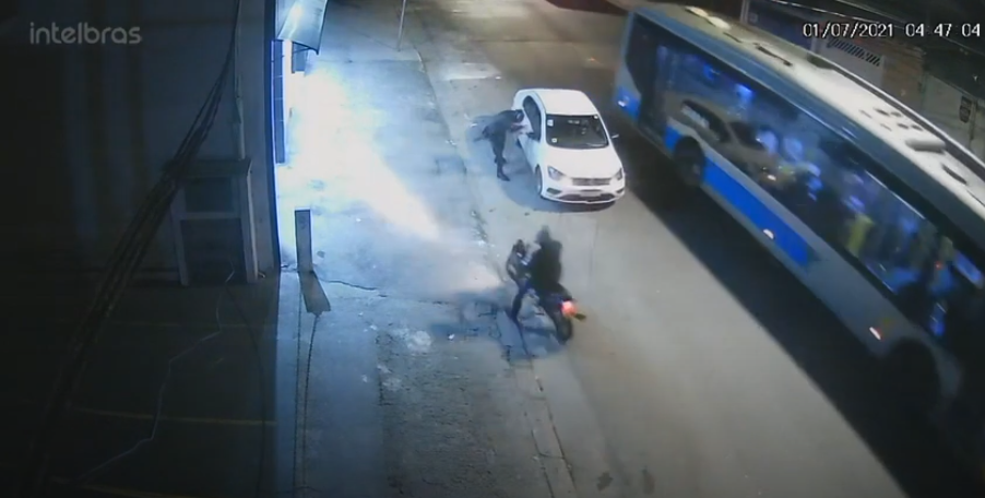Vídeo: PM reage a assalto e dispara contra ladrão na divisa de SP e Diadema