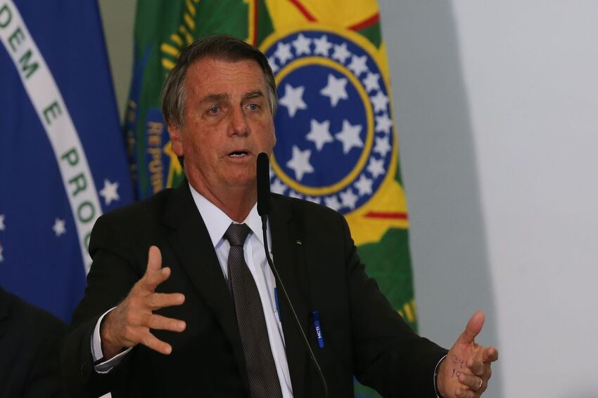 Bolsonaro passa por exames após dores no abdômen e soluço persistente