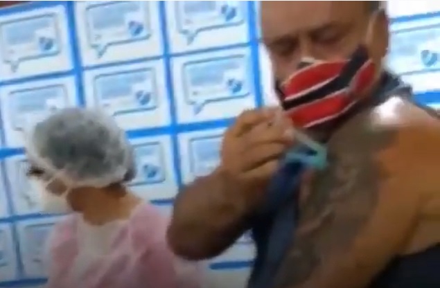 Vídeo: Homem arranca seringa de vacinadora e aplica vacina no próprio braço