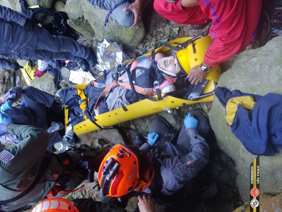 Bombeiros resgatam mulher que caiu de uma altura de 20m em Paranapiacaba