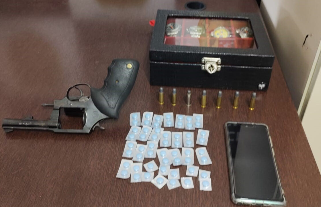 Homem é preso em Diadema com arma e 60 comprimidos para disfunção erétil