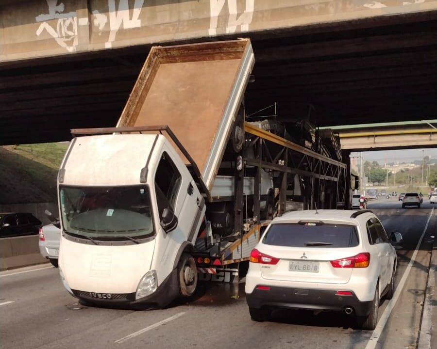 Caminhão fica preso na estrutura do viaduto da av. Lions, em S.Bernardo