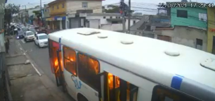 Dez criminosos ateiam fogo em ônibus em Diadema; Veja Vídeo