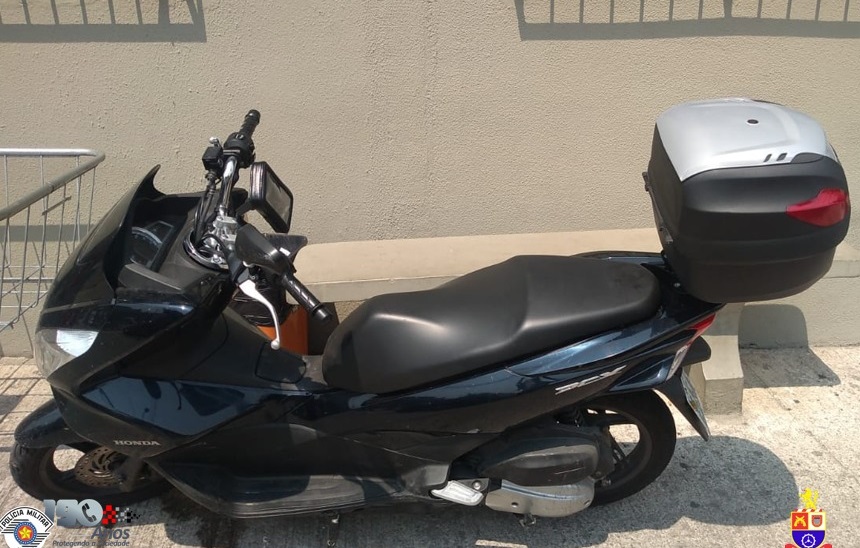 PM prende dupla e recupera motocicleta e celular roubados em Diadema