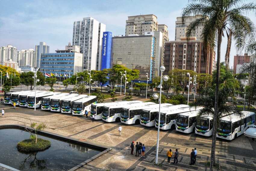 Prefeitura Santo André entrega 16 novos ônibus com ar-condicionado