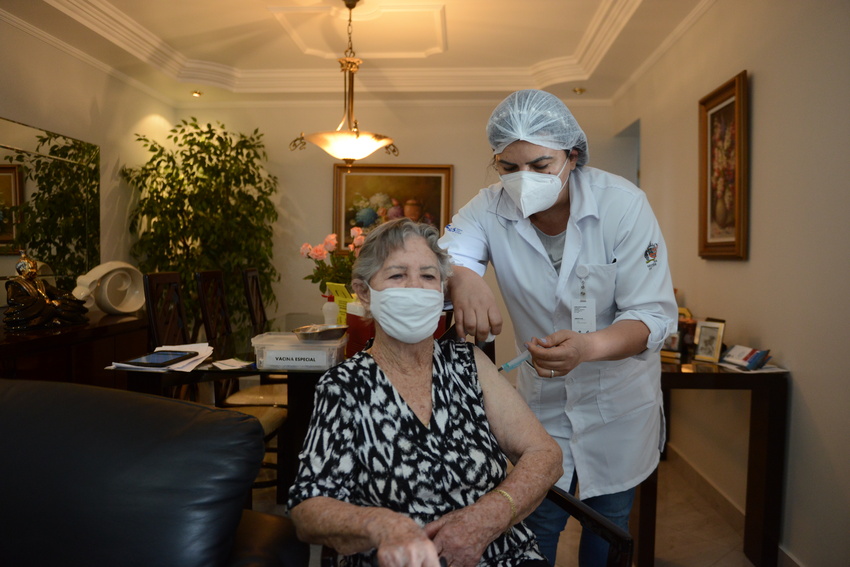 São Bernardo inicia vacinação da 3ª dose para pessoas acima de 85 anos