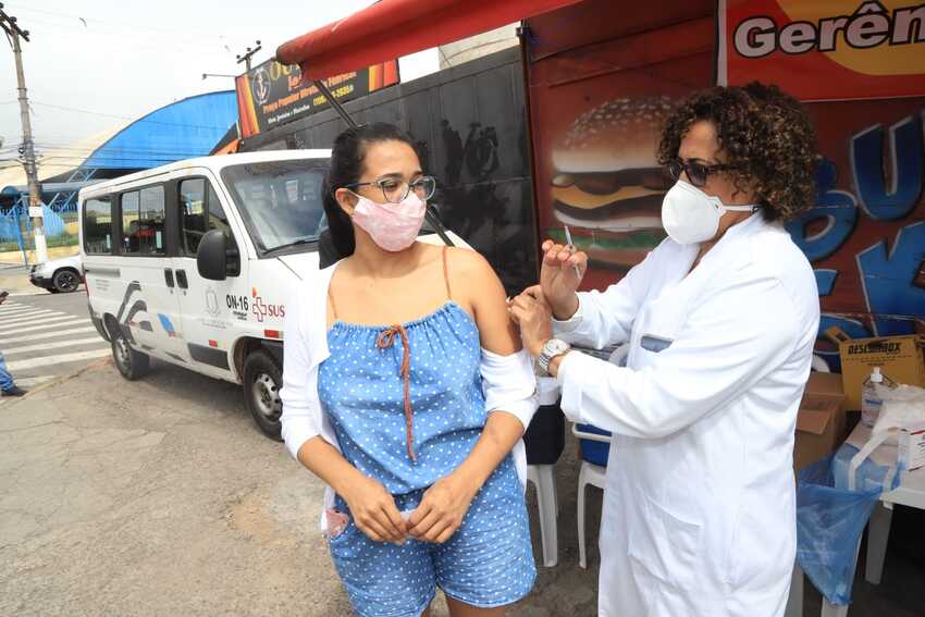 Carro da vacina vira aliado na busca pelos bairros e imuniza 75 em Mauá