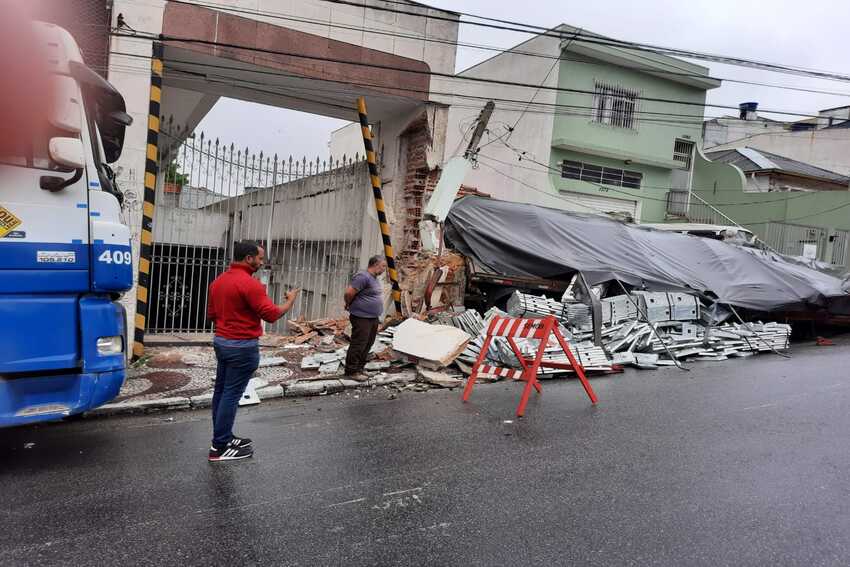 Caminhão desgovernado atinge casas em São Caetano
