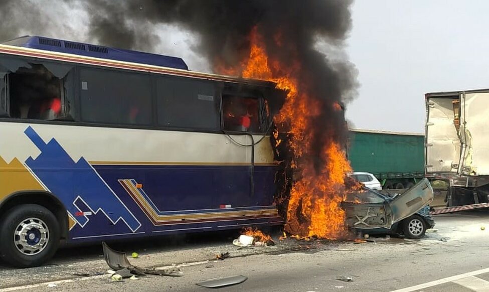 Acidente entre ônibus, caminhão e carros deixa 6 mortos e 7 feridos na Dutra
