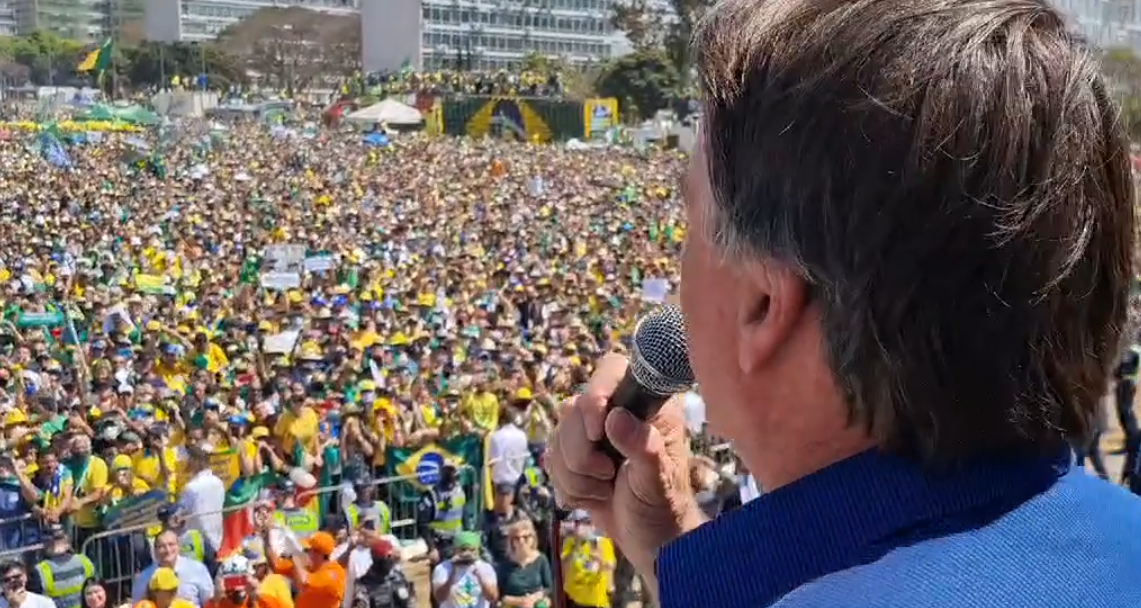 “País não pode ficar refém de uma ou duas pessoas”, diz Bolsonaro em ato
