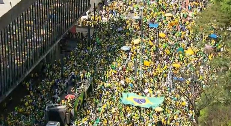 Ato pró-Bolsonaro reúne 125 mil na Paulista e protesto contra 15 mil
