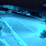 vítima reage na rua após roubo de moto